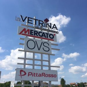 Domenica 1 maggio 2022 , Pittarosso e Ovs sono aperti